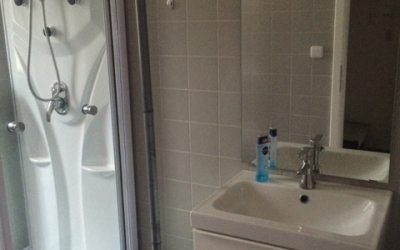koupelna se sprchovým boxem a prostorem pro pračku