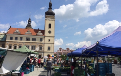 před domem
