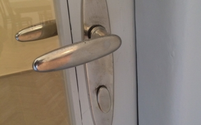 repasované dveře, kování chrom